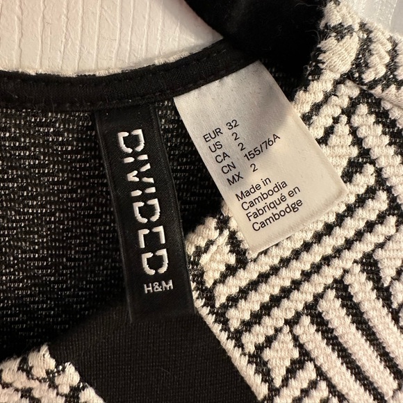 H&M black & white fitted dress, size 2 - Picture 4 of 4